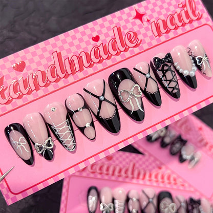 Kunstvolle Nagelkunst mit eleganten Schleifen und Glitzerakzenten Brehn
