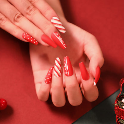 Kunstvolle Nagelverlängerungen im festlichen Design Brehn