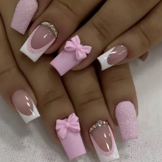 Kunstnagelset mit verspielten Schleifen und Glitzerakzenten Brehn