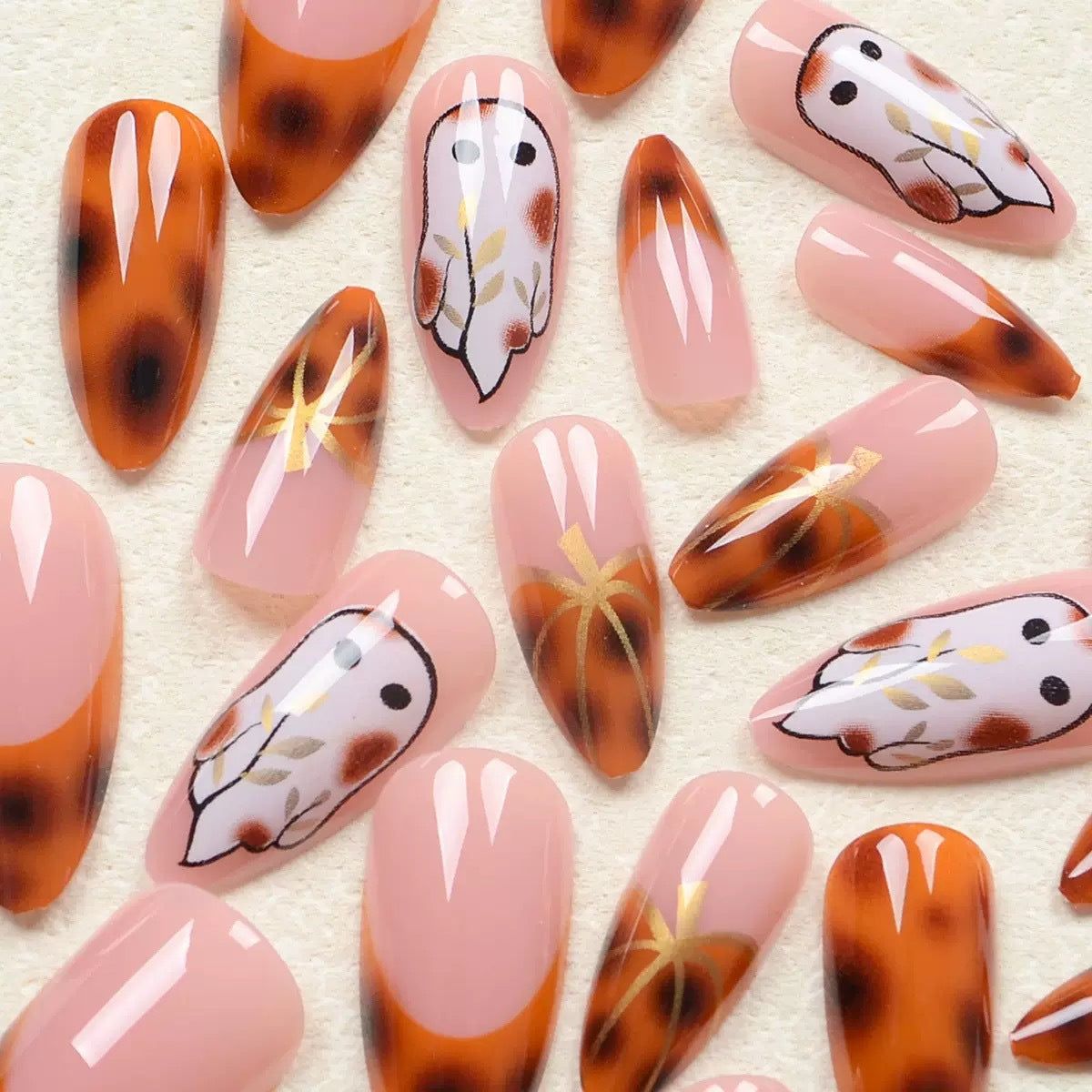 Kunstnagelset mit eleganten Eulenmotiven und animalischen Akzenten Brehn