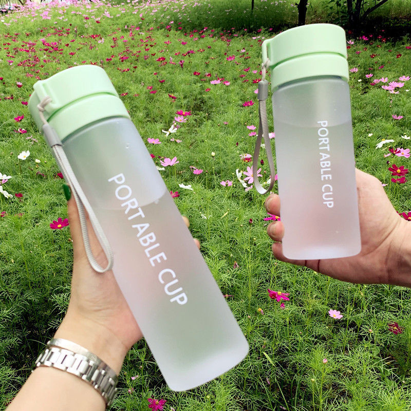 Damen tragbare Wasserflasche mit praktischem Reinigungssystem Brehn