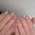 Glitzernde Nagelverlängerungen mit elegantem V-Design Brehn