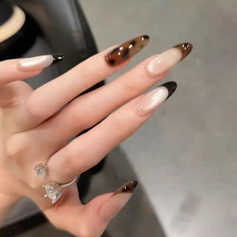 Künstlerisches Press-On-Nagelset mit eleganten Blumen- und Edelsteinakzenten Brehn
