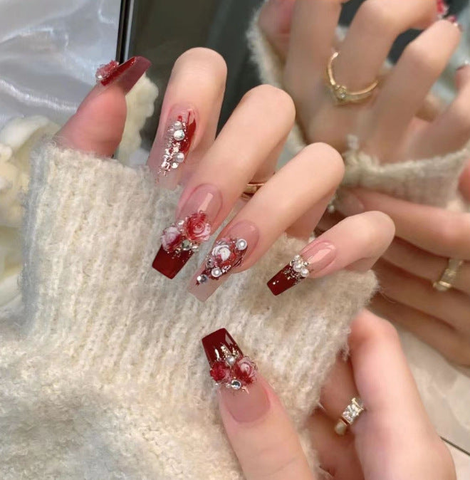 Glamouröse Nagelkunst mit Perlen und Glitzer Brehn