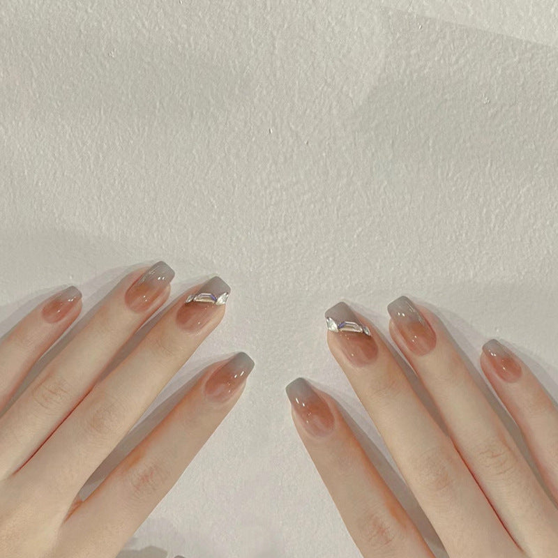 Kunstnagelset mit elegantem Ombre-Design und funkelnden Applikationen Brehn