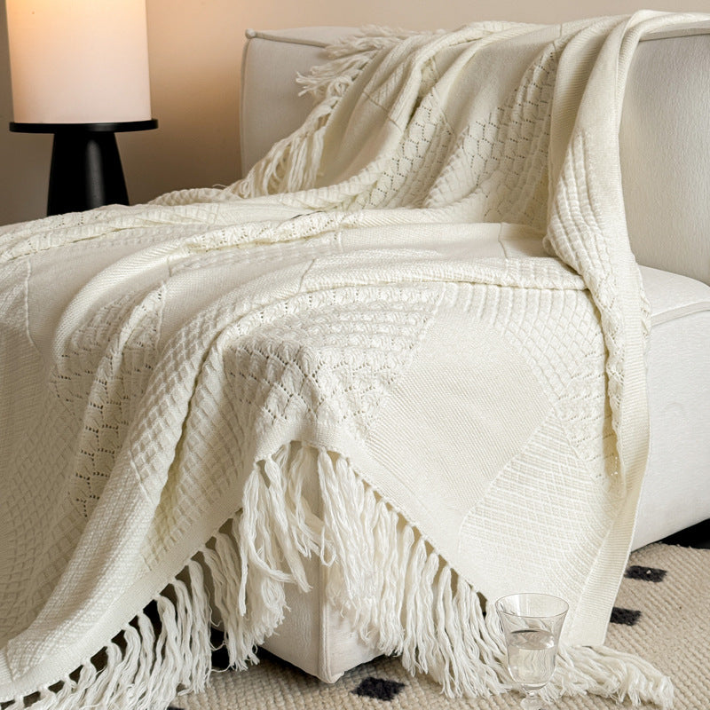 Gestrickte Wohndecke mit Zopfmuster, Fransen und weichem Baumwollmix