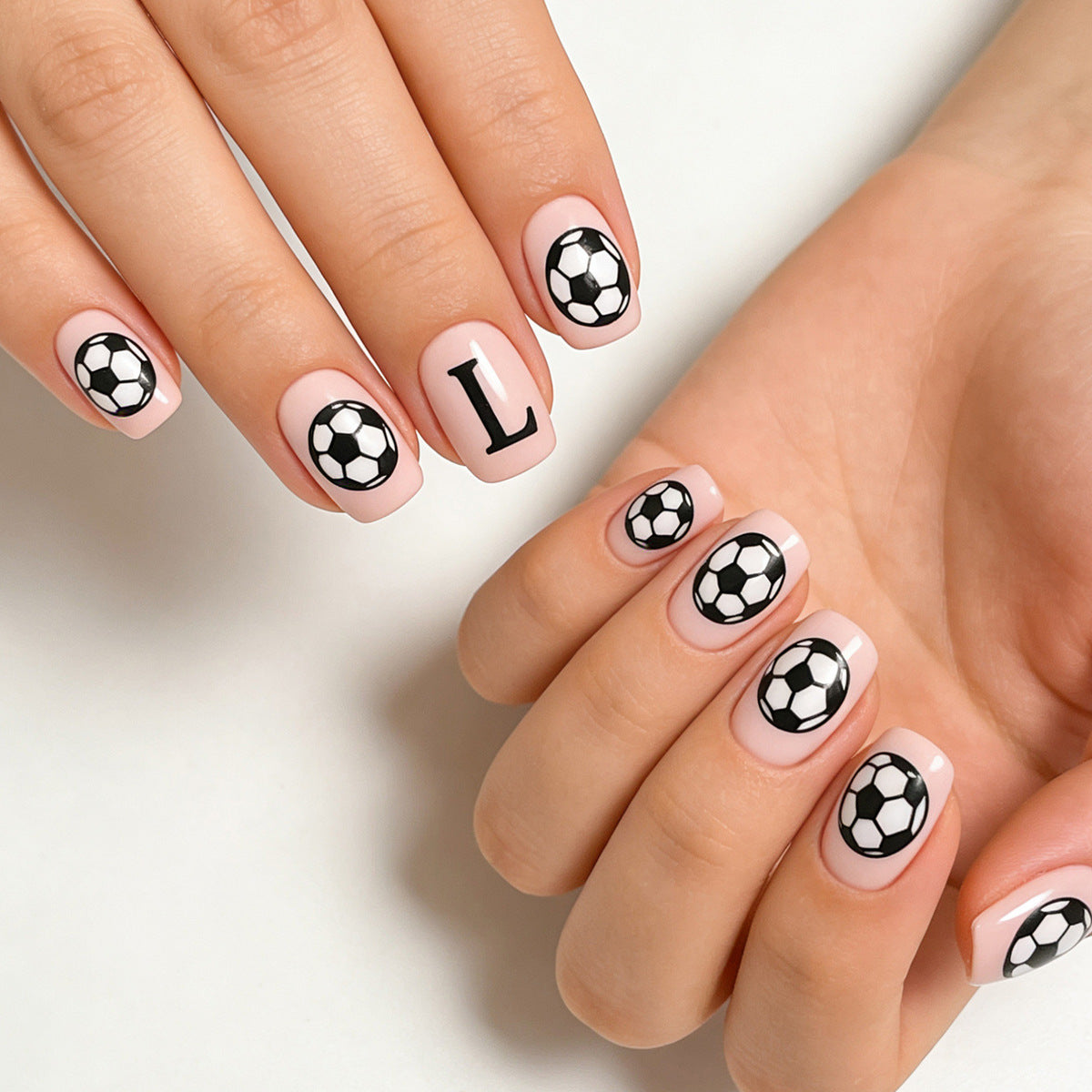 Kreative Nagelkunst mit Fußball-Motiv Brehn