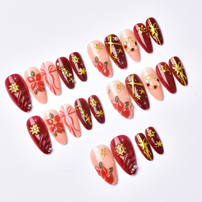 Kunstnagelset mit luxuriösen Weihnachtsmotiven und glamourösen Akzenten Brehn