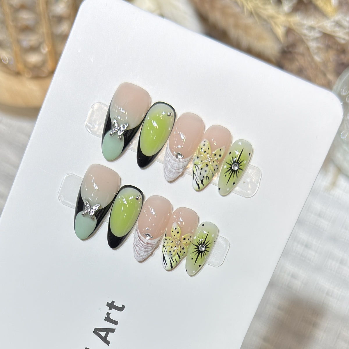 Künstlerisches Press-On Nagelset mit Schmetterlings- und Blumendesigns Brehn