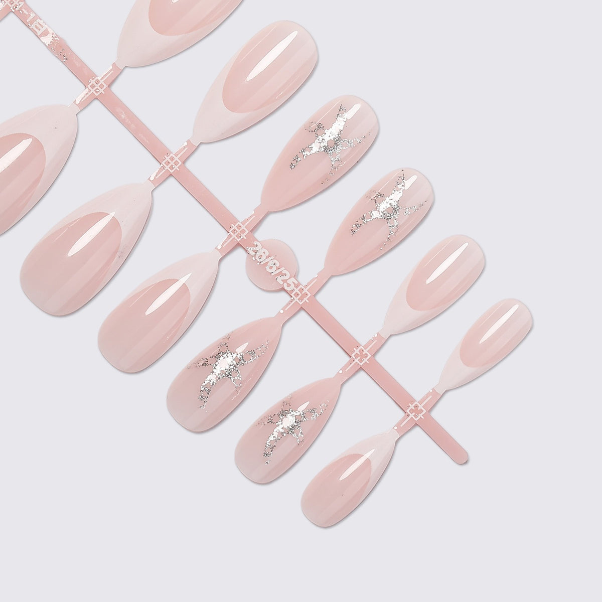 Kunstnagelset mit elegantem französischen Design und funkelnden Akzenten Brehn