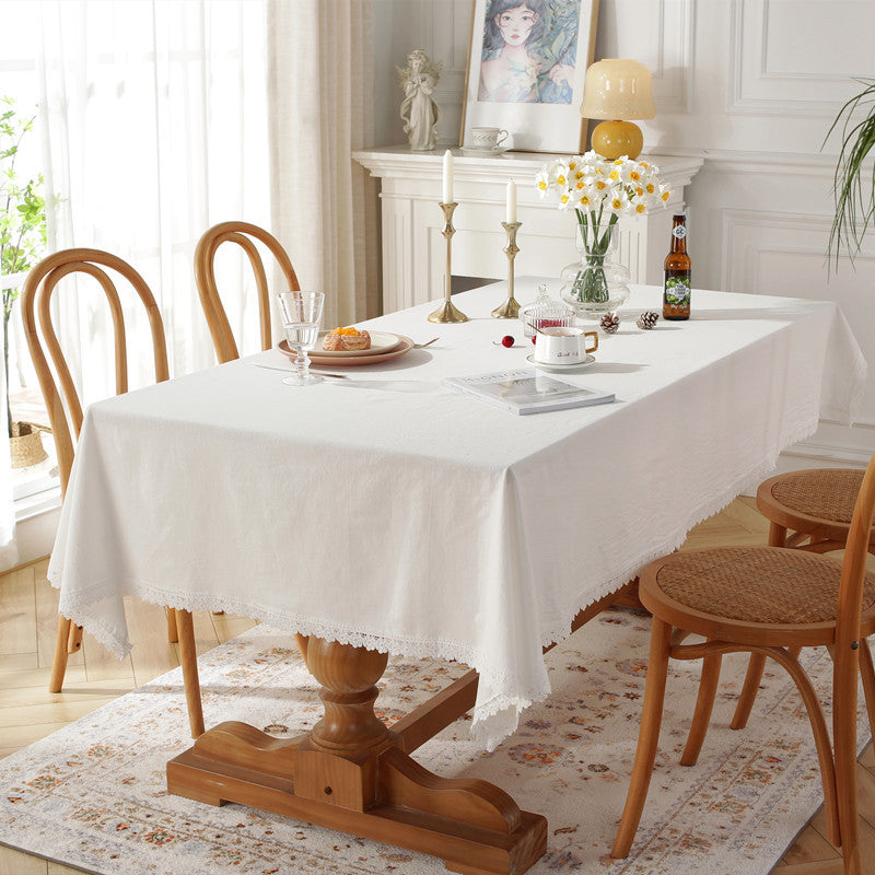 Elegante Tischdecke mit Spitzenbesatz