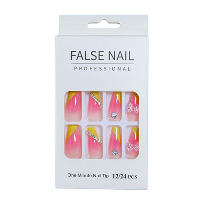 Dekorativer Press-On-Nagelset mit 3D-Akzenten Brehn