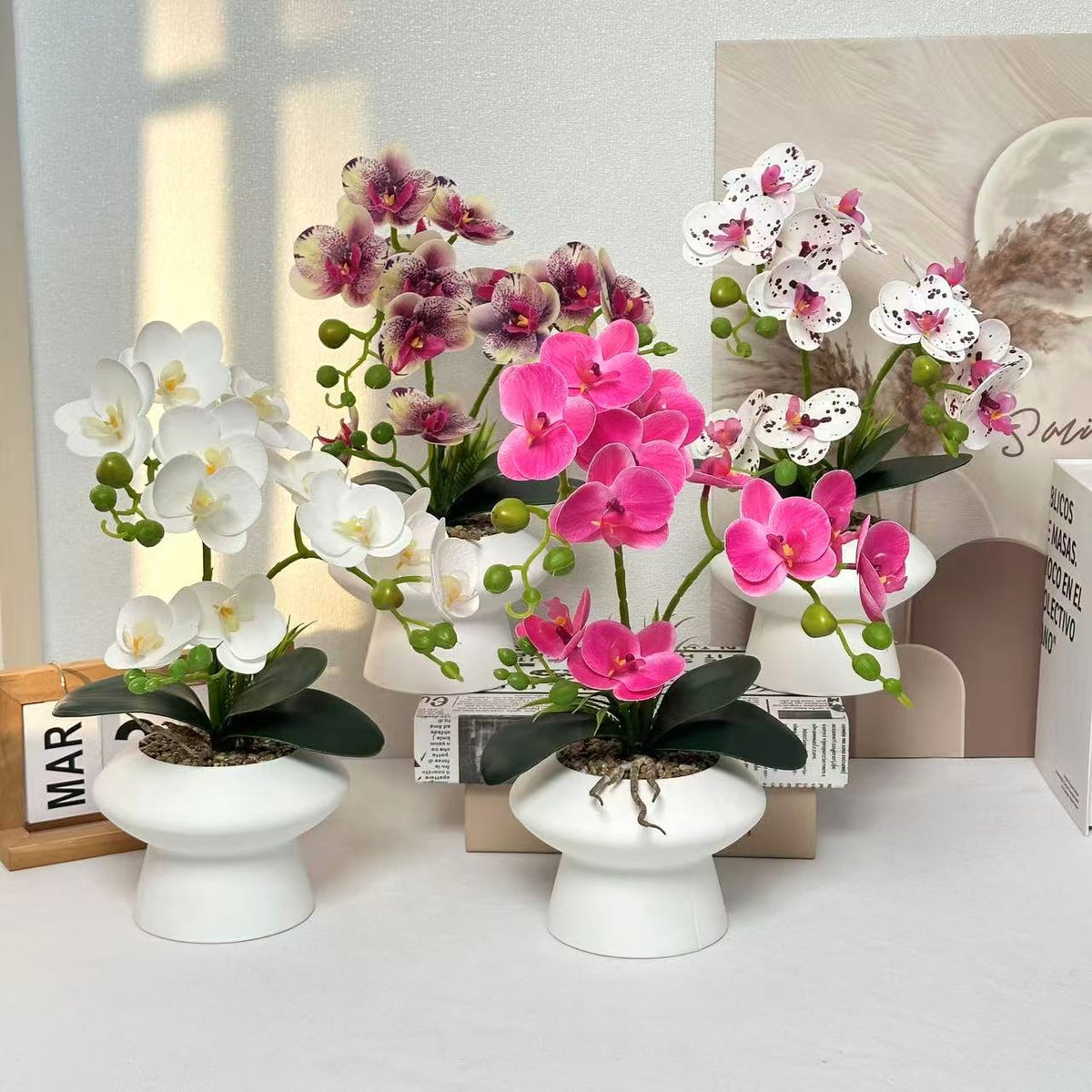 Dekorativer Orchideenblumenarrangement für die Heimanzeige