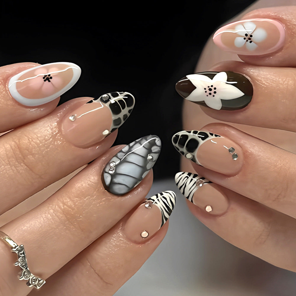 Künstlerisches Press-On Nagelset mit floralem und texturiertem Design Brehn