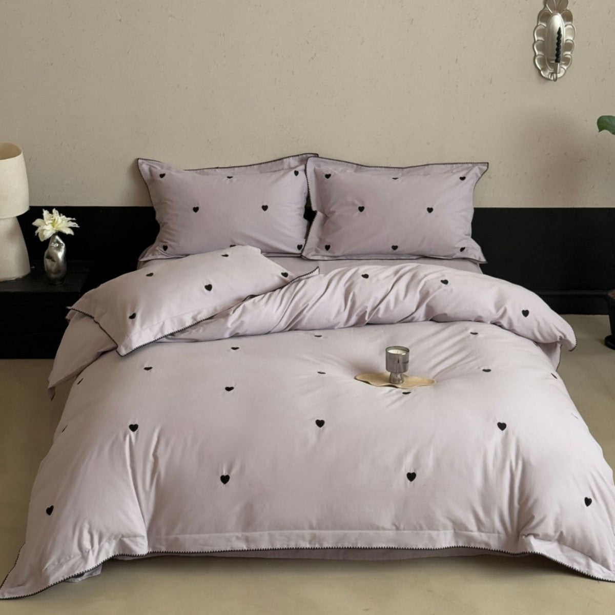 Luxuriöses Baumwollsatin-Bettwäsche-Set mit minimalistischer Herz-Stickerei und feiner Randpaspel