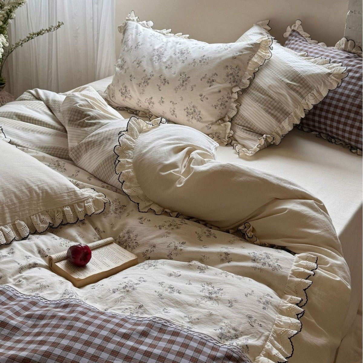 Rüschenspitze Wendbares Gingham- und Blumenbettbezug-Set