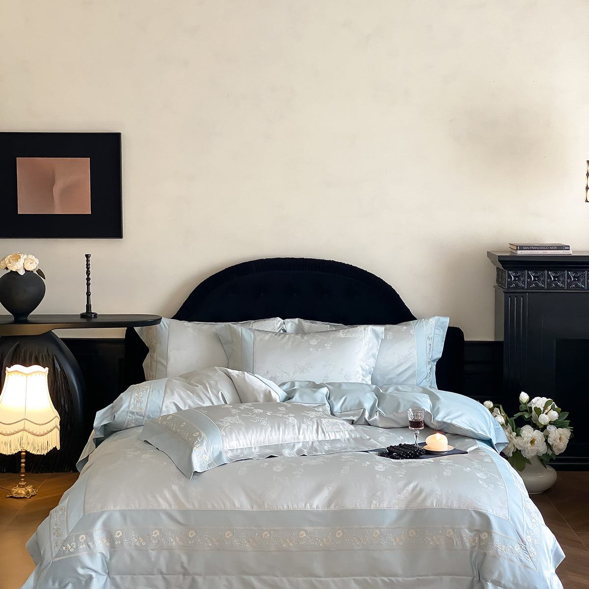 Feinsatin-Bettgarnitur mit tonalem Blumenjacquard und feiner Stickbordüre