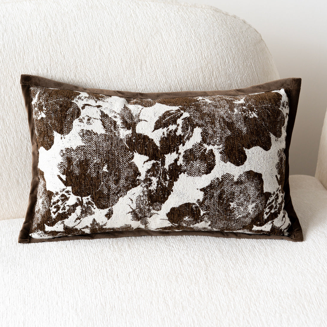 Dekoratives Kissen mit floralem Print