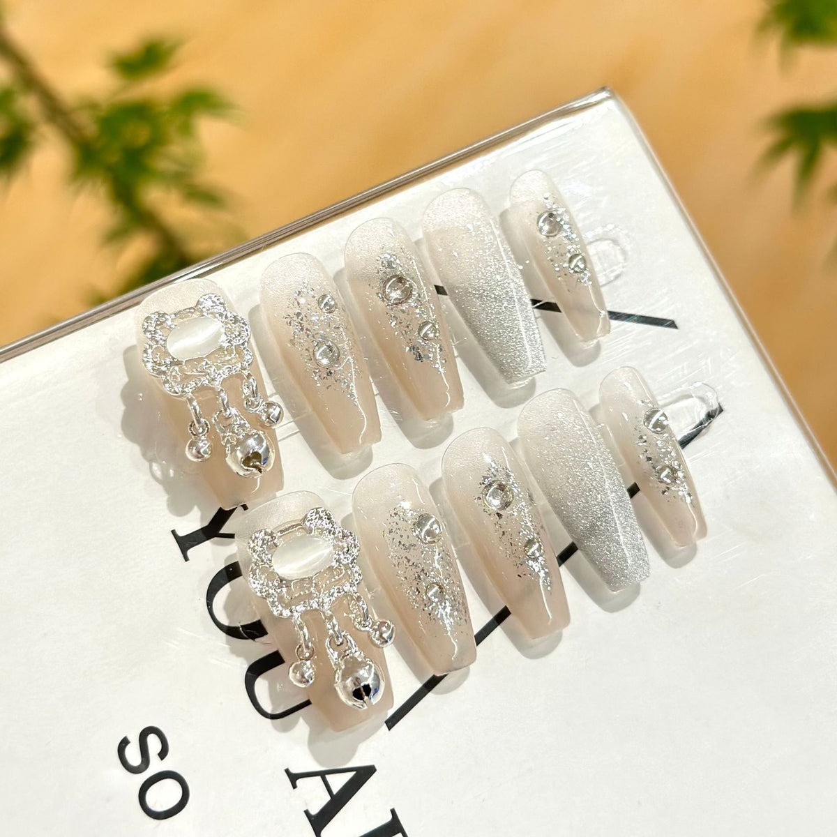 Glamouröse elegante Press-On-Nagelset mit Strassakzenten