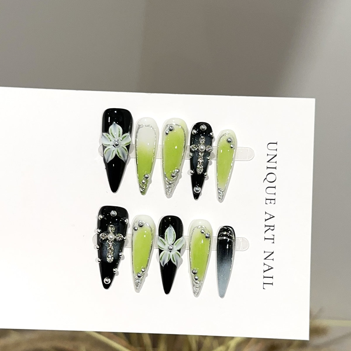 Künstlerisches Floral- und Edelstein-Press-On-Nagelset