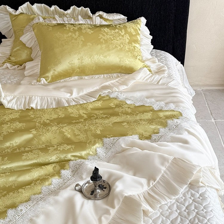 Elegante Schlafzimmergarnitur: Jacquard‑Satin‑Tagesdecke mit Ziervolant und Spitzenblende