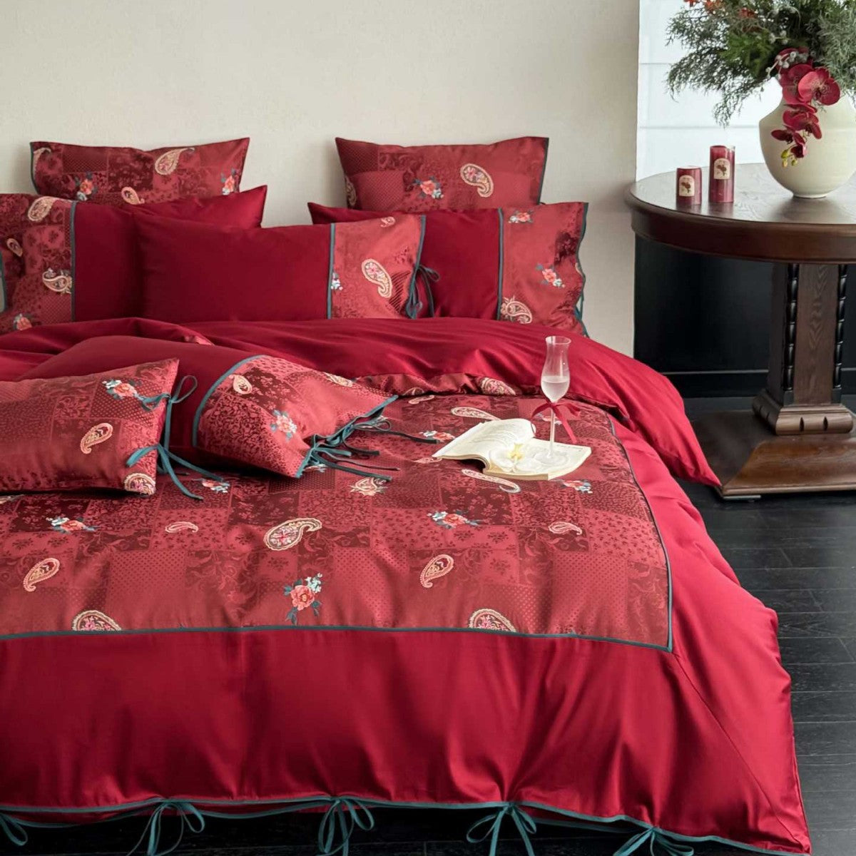 Wendbare Bettwäsche-Garnitur aus Baumwollsatin mit Paisley-Patchwork und Zierbändern
