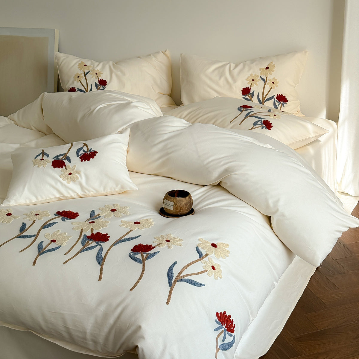 Besticktes Baumwollsatin-Bettwäscheset mit zarter Blumenstickerei und Kissenbezügen
