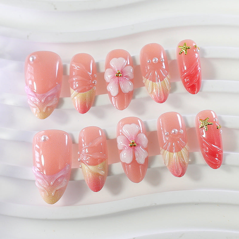 Kunstnagelset mit eleganten floralen Verzierungen und luxuriösem Glanz Brehn