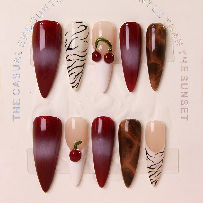 Kunstnagelset mit modernen Designs und kreativen Akzenten Brehn