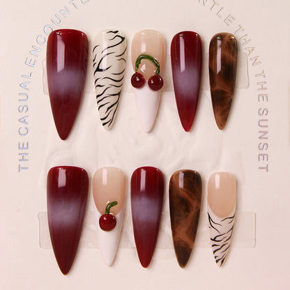 Kunstnagelset mit modernen Designs und kreativen Akzenten Brehn