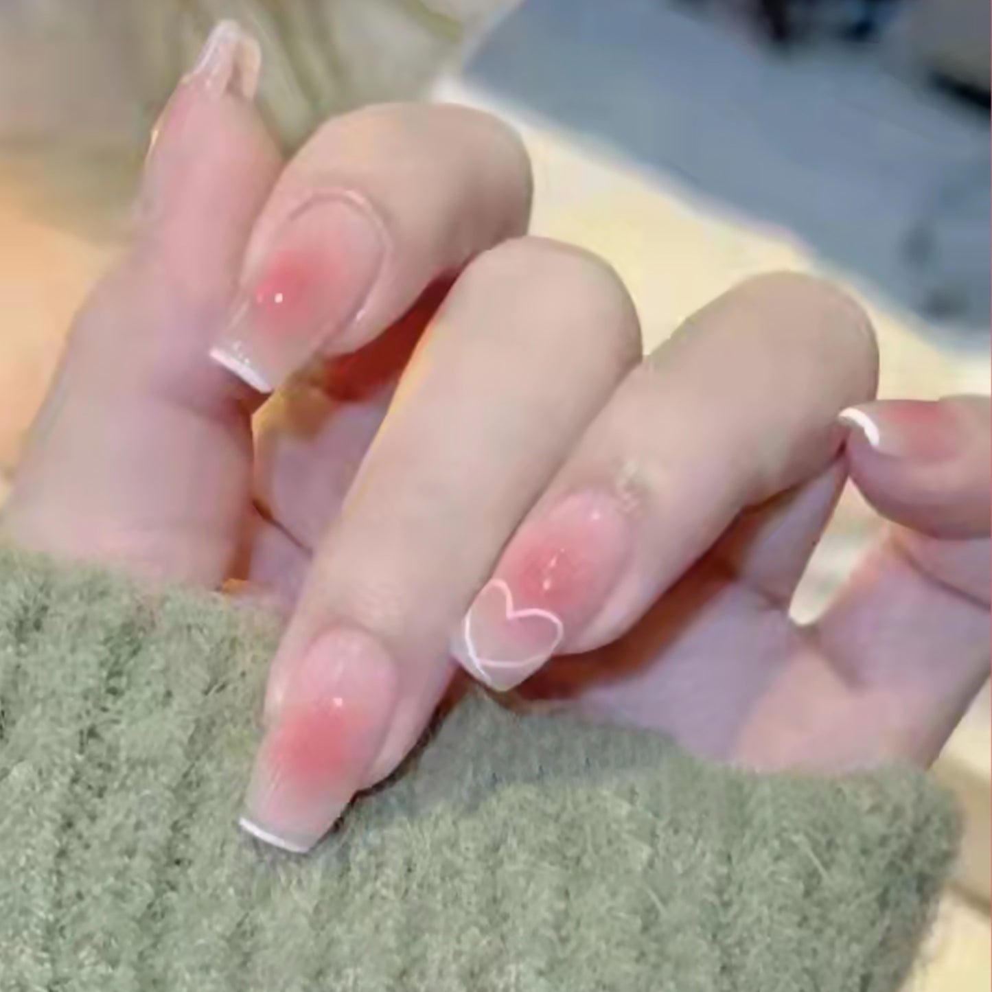 Kunstfingernägel mit Stilvollem Herz- und Ombre-Design Brehn