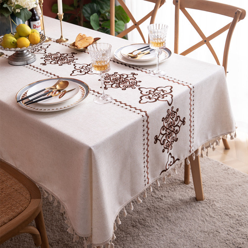 Elegante bestickte Tischdecke