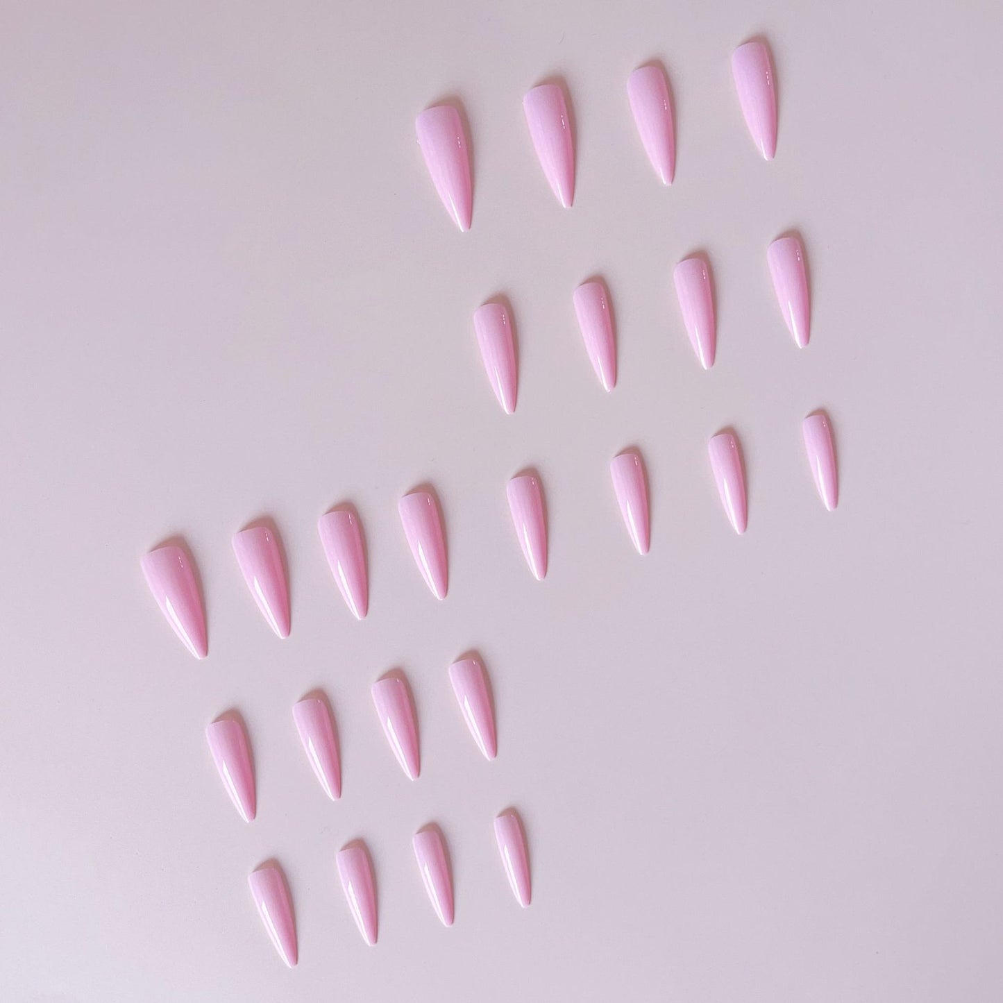 Kunstnagelset mit spitzen Designelementen Brehn