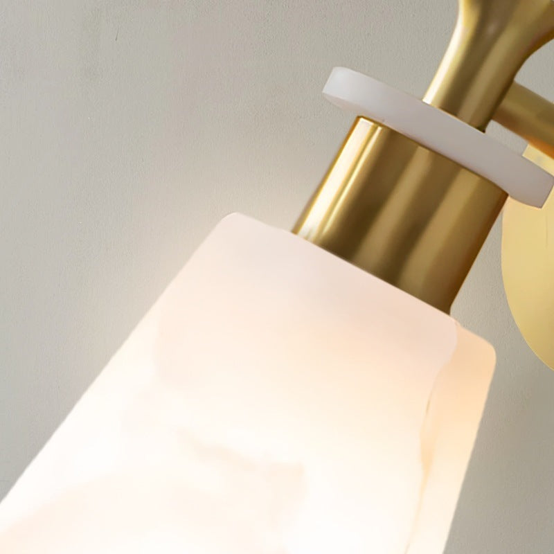 Elegante Wandleuchte mit gefrostetem Alabaster-Schirm