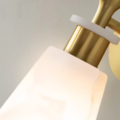 Elegante Wandleuchte mit gefrostetem Alabaster-Schirm