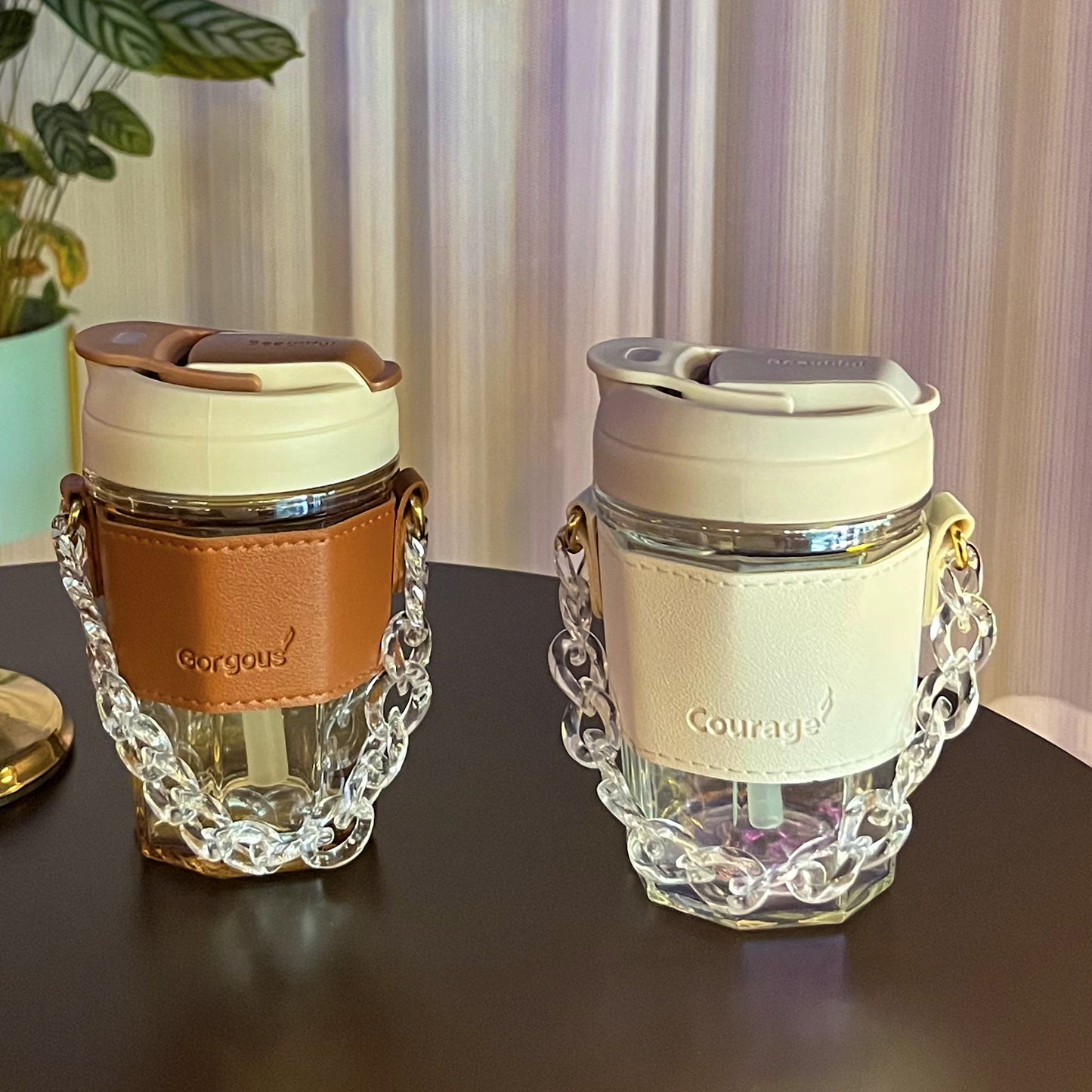 Damen Trinkbecher mit elegantem Ledergriff und praktischer Tragekette Brehn