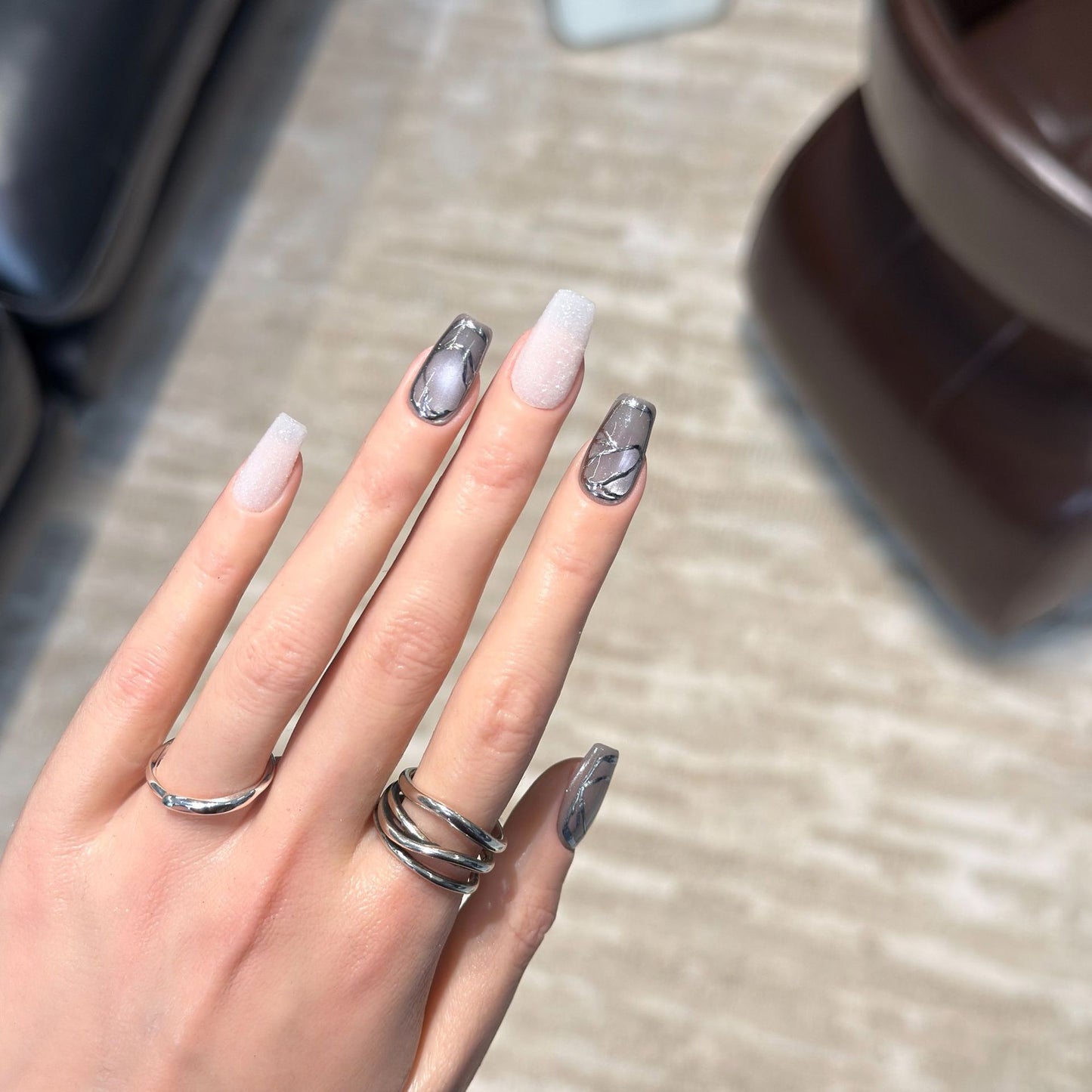 Elegantes Acryl Press-On Nagelkunstset mit metallischen Designelementen Brehn