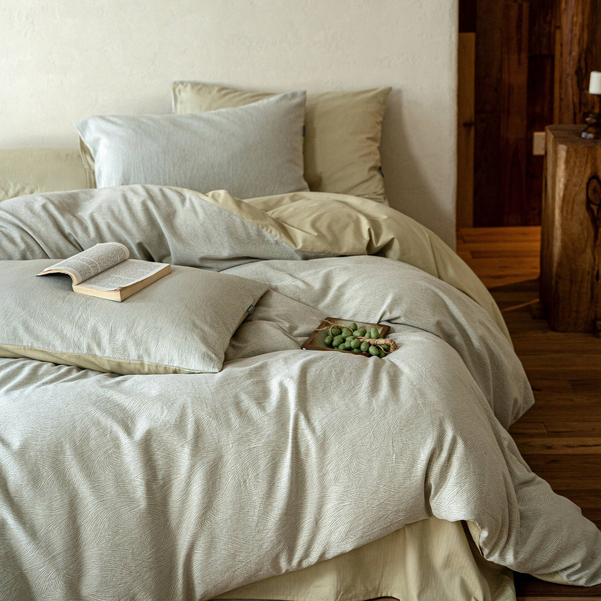 Duvetbezug-Garnitur aus Baumwoll‑Renforcé mit feinem Toile‑Blumenmuster und extraweichem Jersey‑Spannbettlaken
