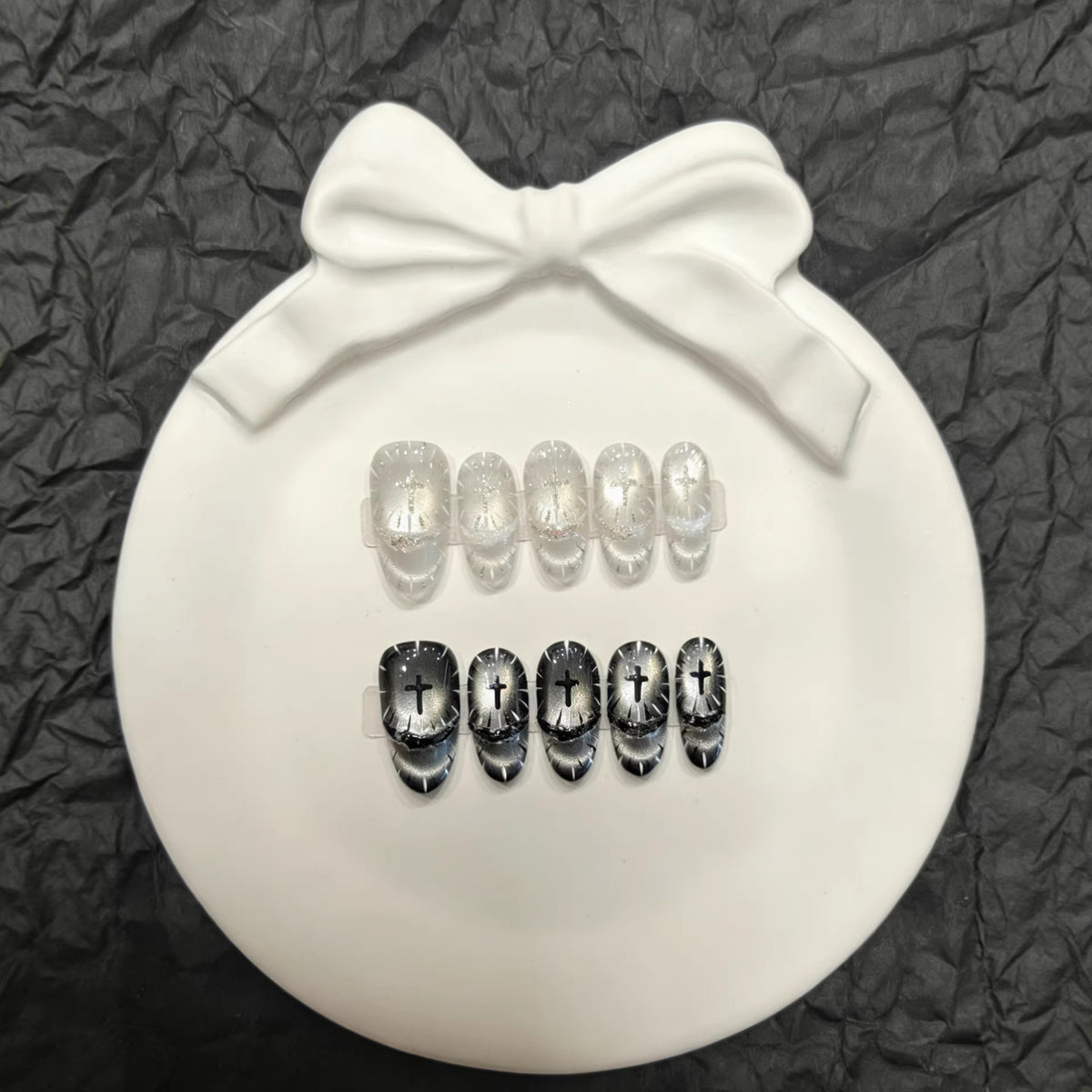 Künstlerisches Press-On Nagelset mit einzigartigen Kreuzdesigns