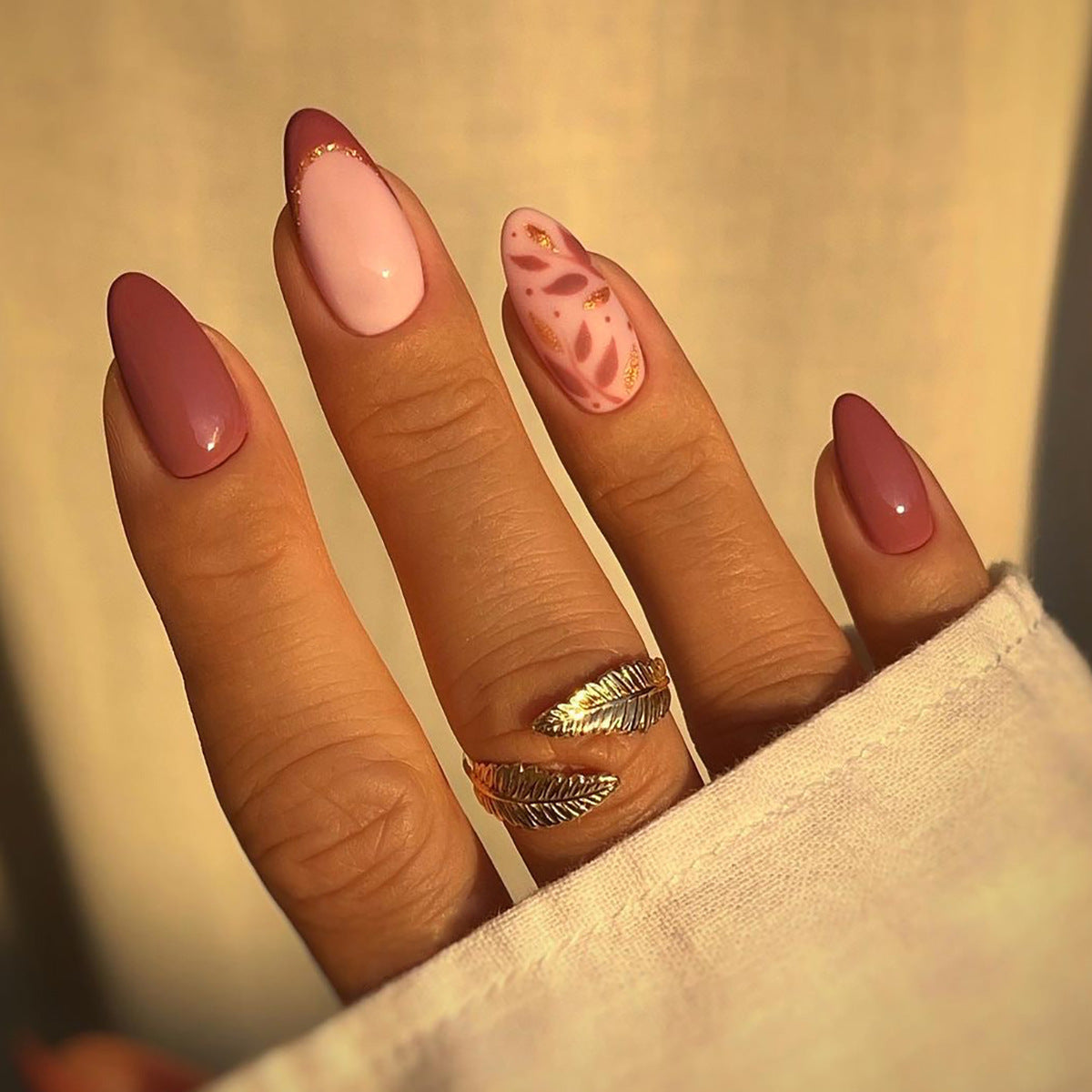 Kunstvolle Nagelverlängerungen mit elegantem Blattmuster Brehn