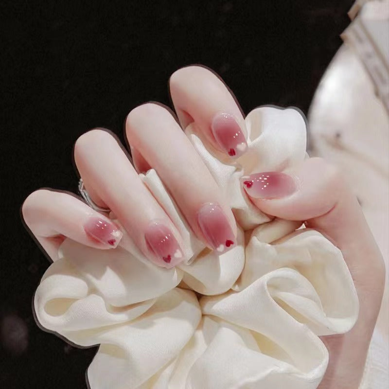 Kunstvolle Nagelkunst mit Schmetterlings- und Perlendetails Brehn