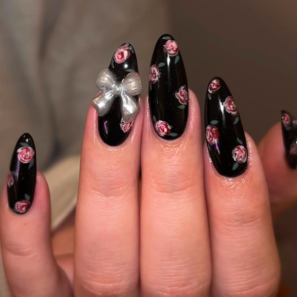 Kunstfingernägel mit Floralen Verzierungen und Glamourösem Schleifendetail Brehn