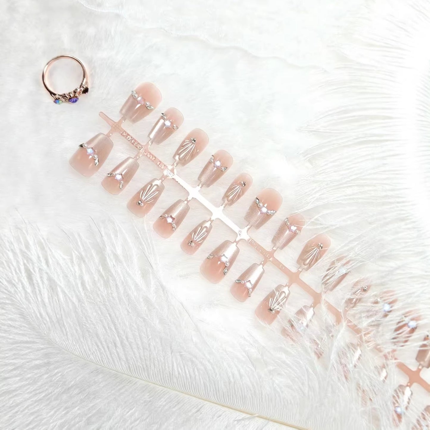 Kunstnägel mit elegantem Strass-Design Brehn
