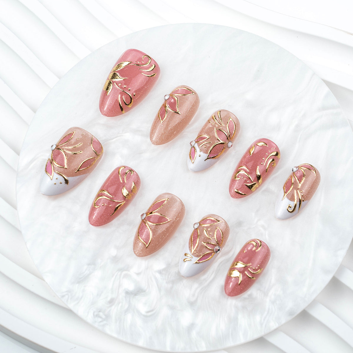 Künstlerische goldene florale Druck-Nagelkunst Brehn