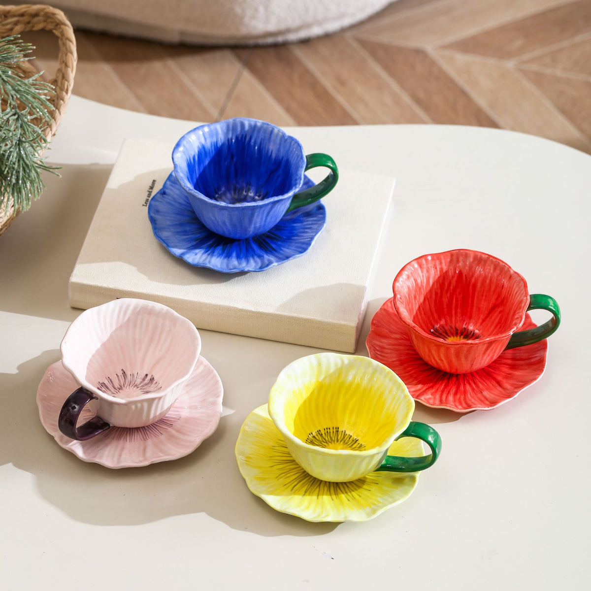 Keramiktasse mit Untertasse in Blütenform