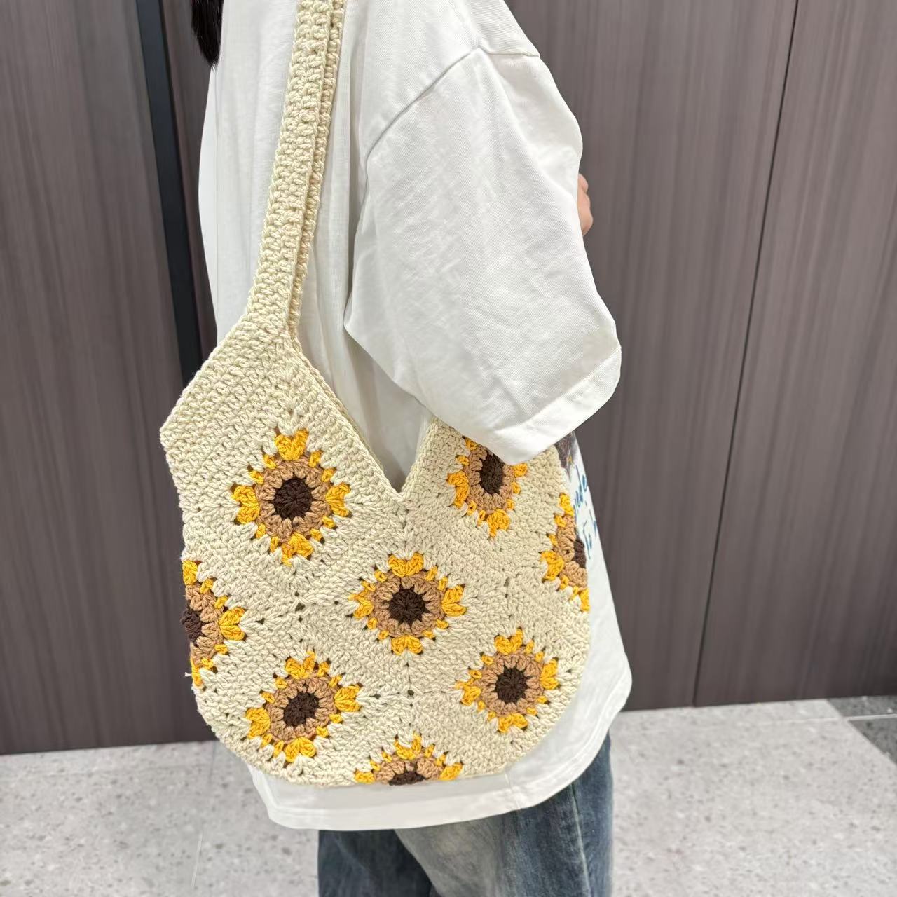 Handgeknüpfte Umhängetasche mit Sonnenblumen-Motiv Brehn