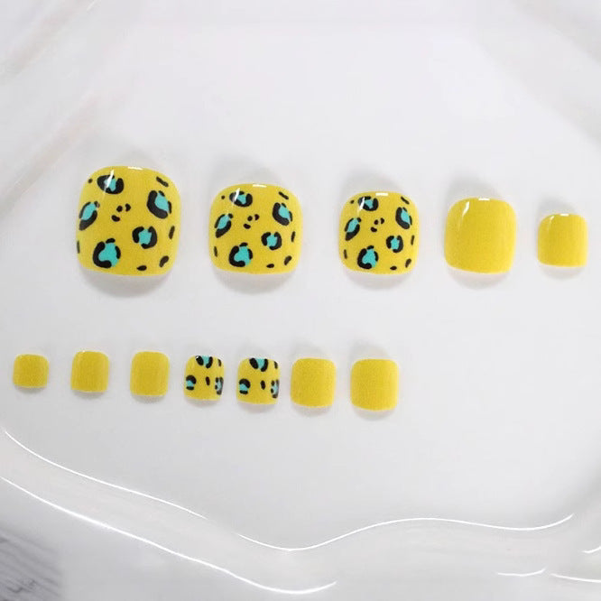 Stylische Tierdruck Pediküre Nagelkunst Brehn