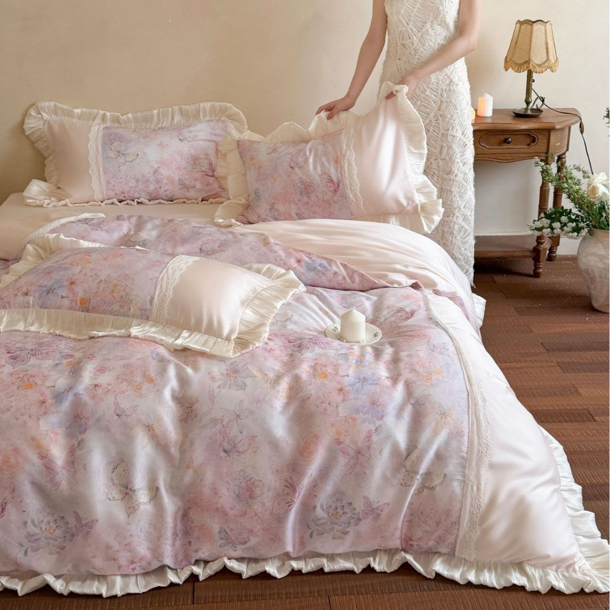 Bettwäsche-Garnitur im Vintage-Stil aus seidigem Satin mit Rüschenbordüre und Spitzenpaneel