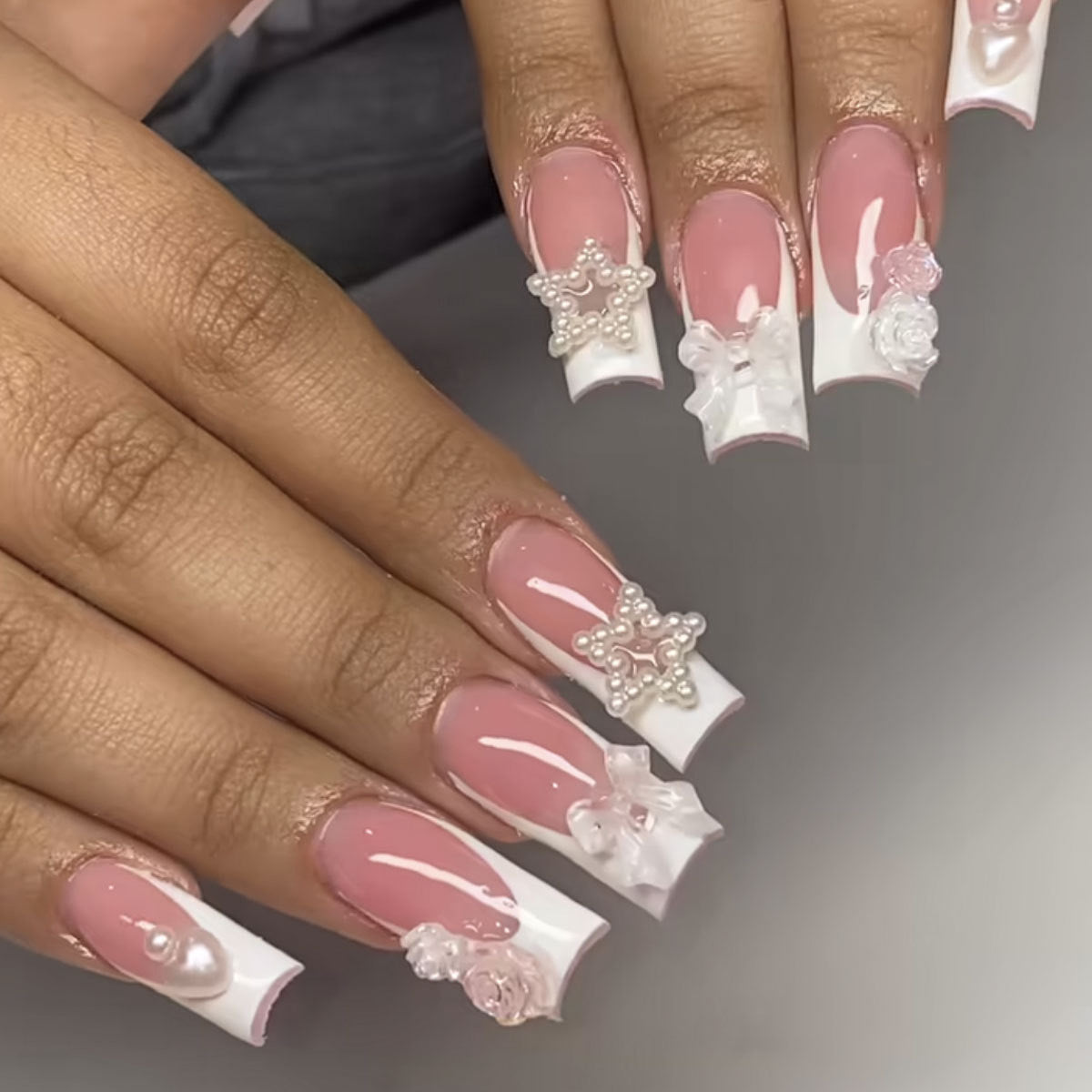Kunstnagelset mit floralen 3D-Verzierungen und eleganten Details Brehn