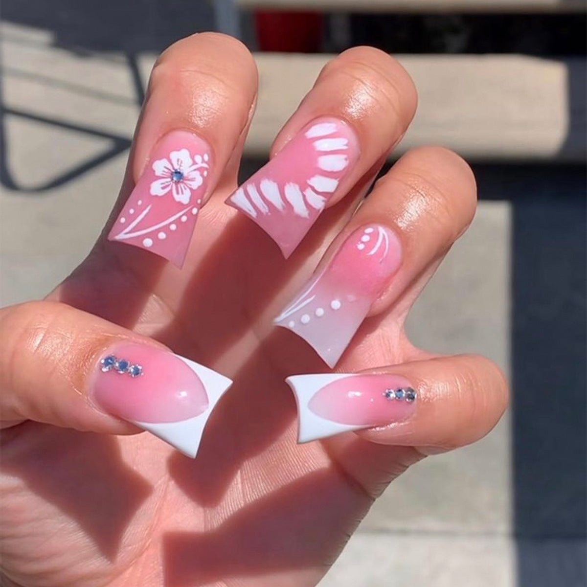 Kunstnagelset mit eleganten Floral-Designs und Glitzerakzenten Brehn
